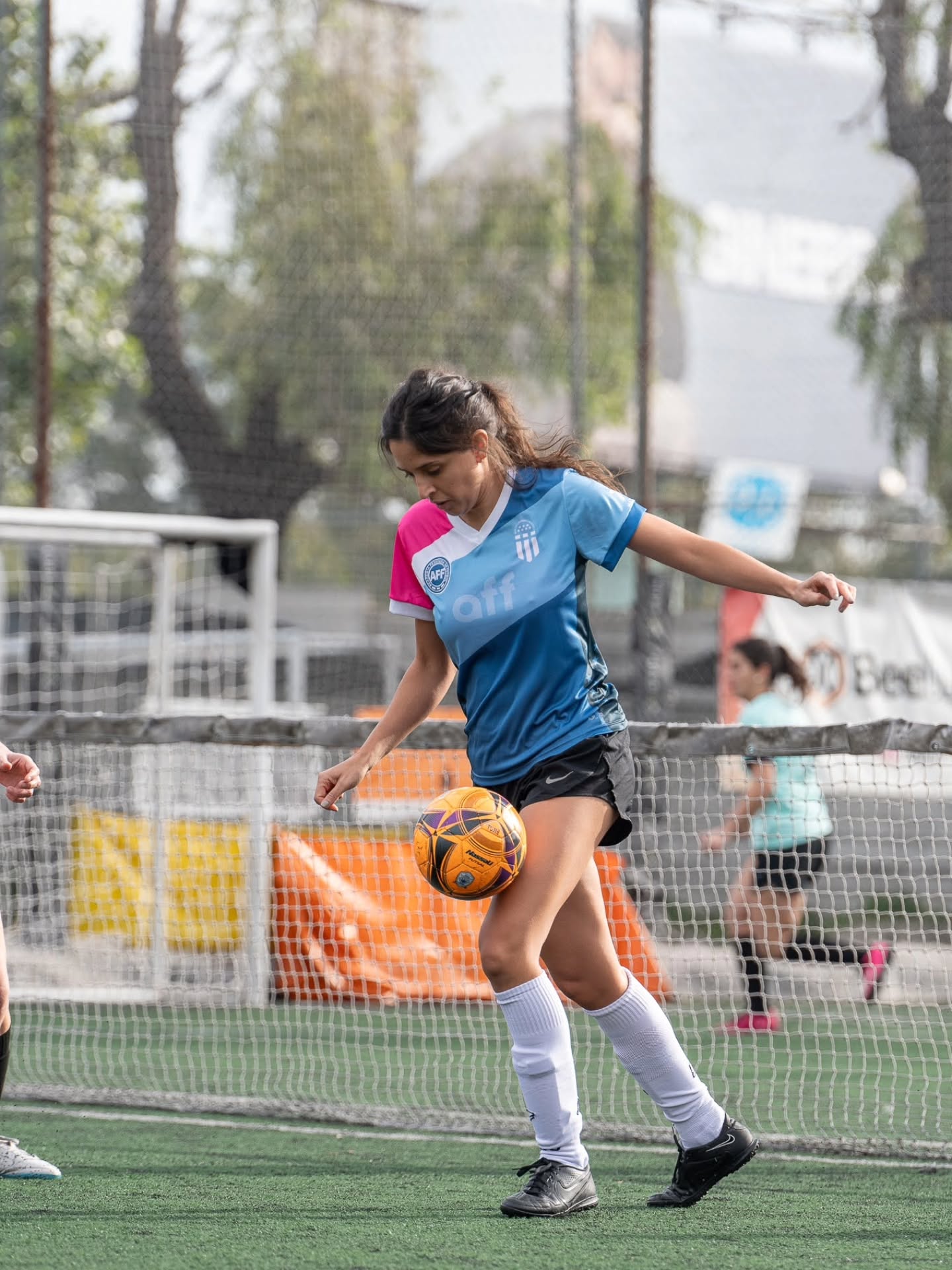 Mujeres jugando al fútbol con alegría y compañerismo